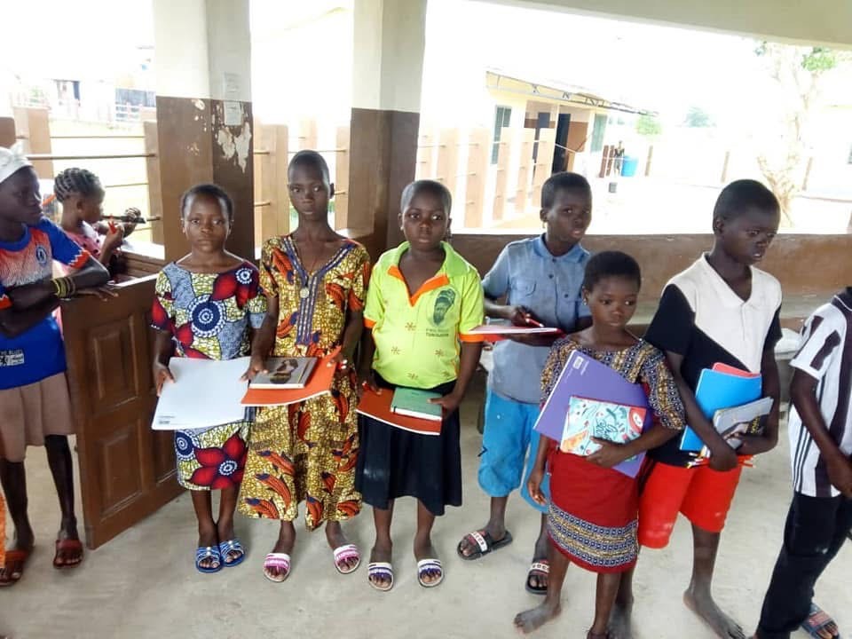 Donation de fournitures scolaires aux élèves de Ganvié